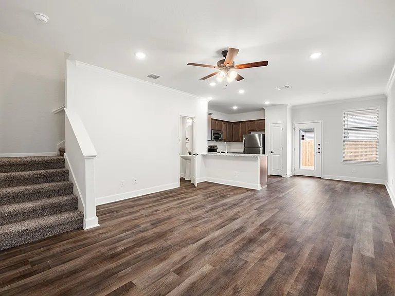 2307 Lynwood Bnd #1 — Photo 2