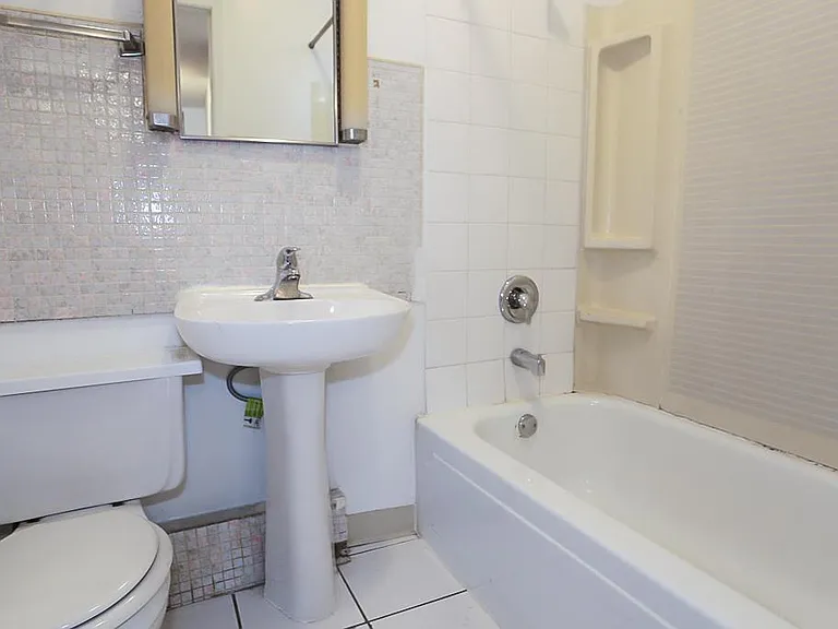 1507 W Barry Ave #2 — Photo 4