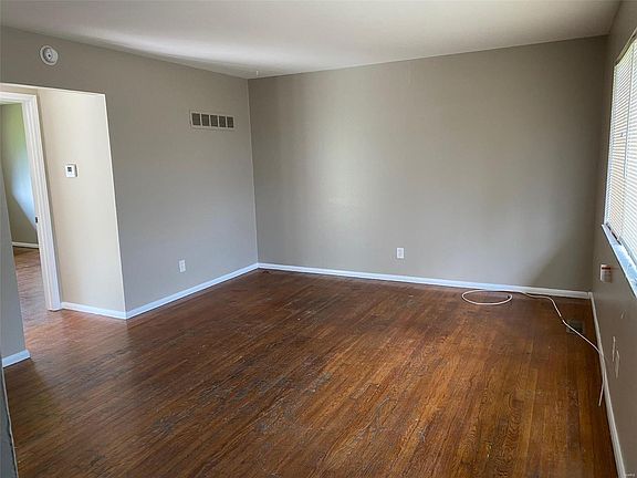5th image of 9414 Stansberry Ave