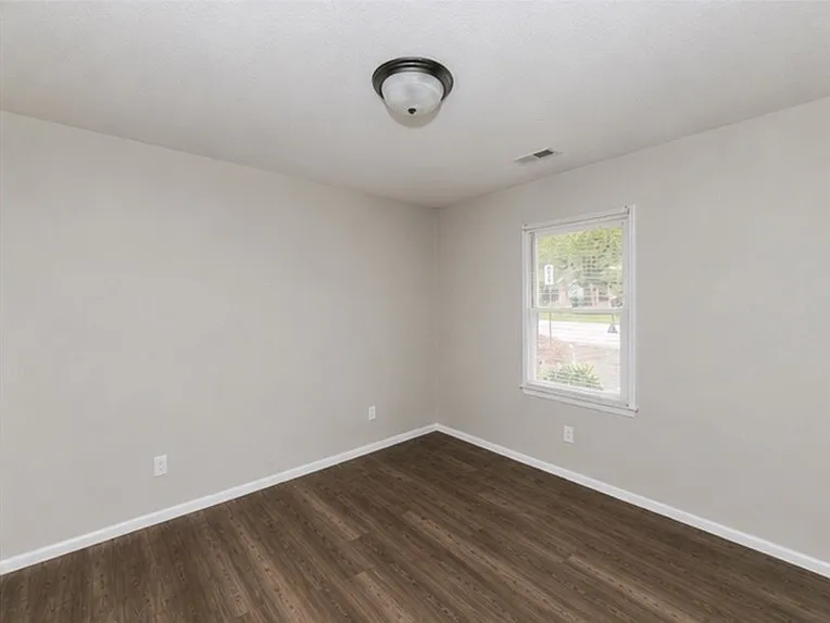 1128 McKinnon Dr — Photo 11