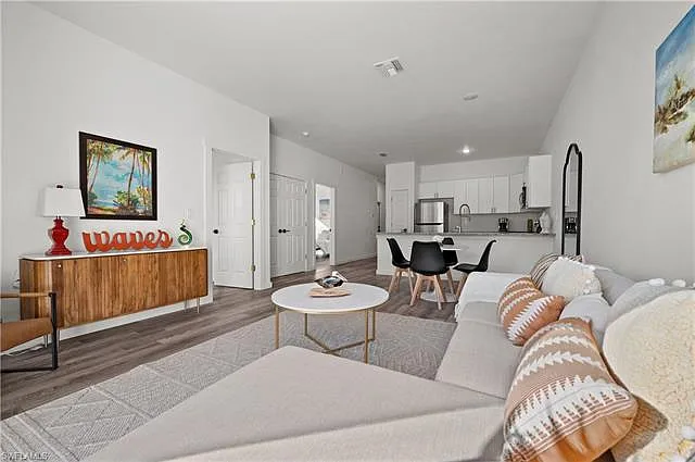 1141 1141/1143 Gilbert Ave S — Photo 10