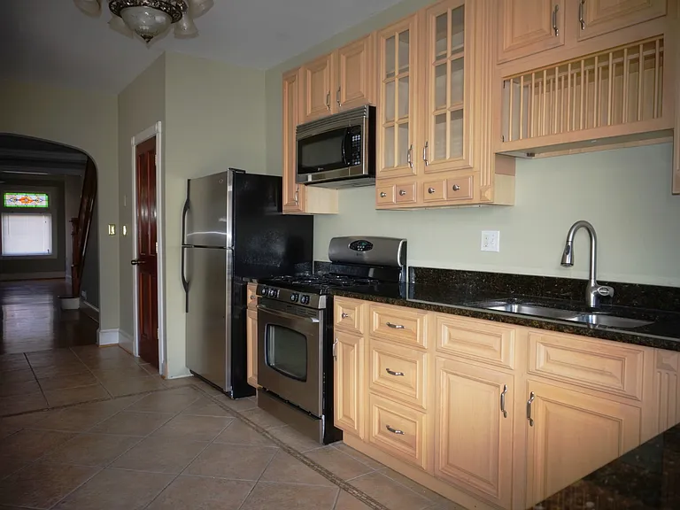1110 S Bouldin St — Photo 6