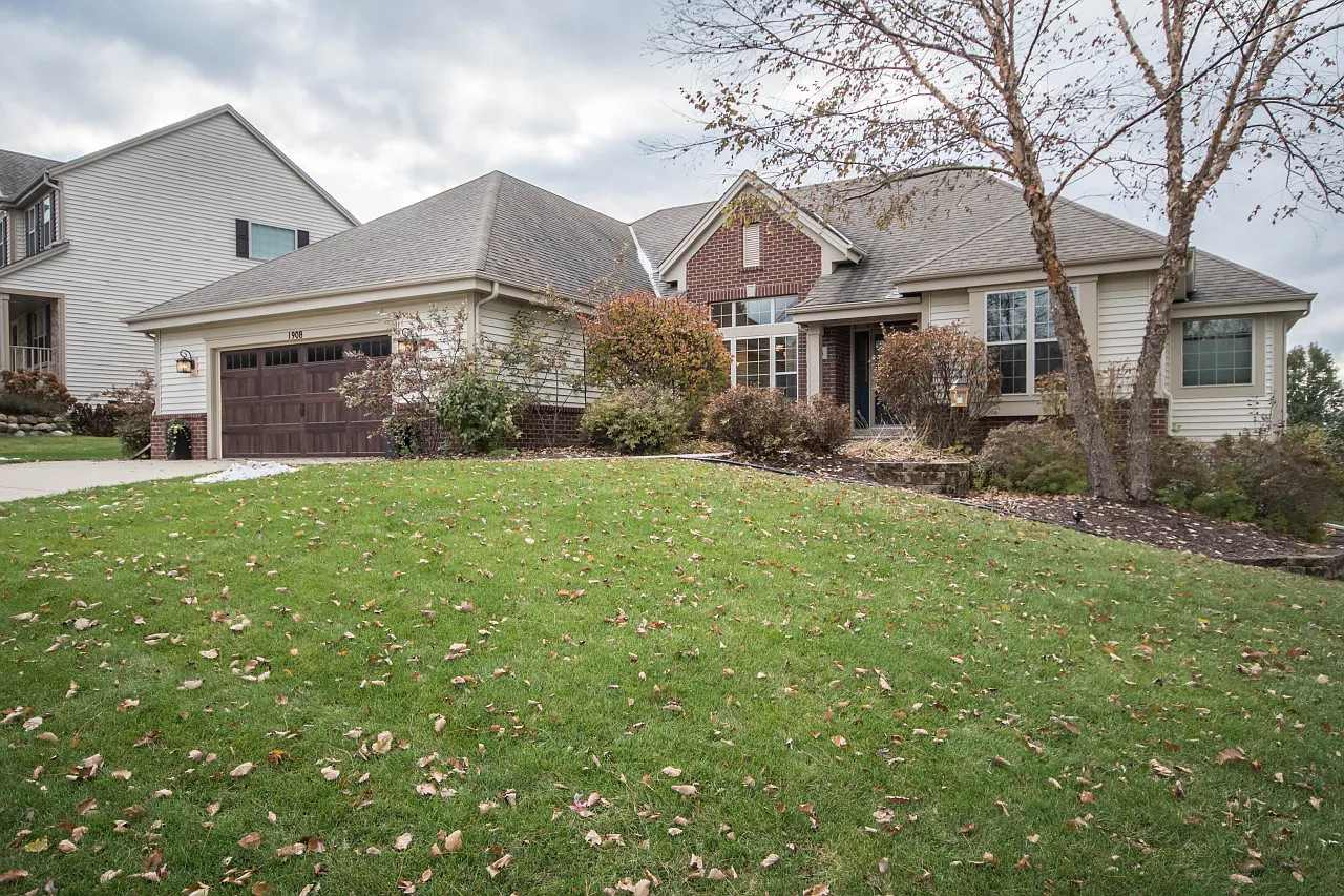 1908 Foxcroft Ln photo 1