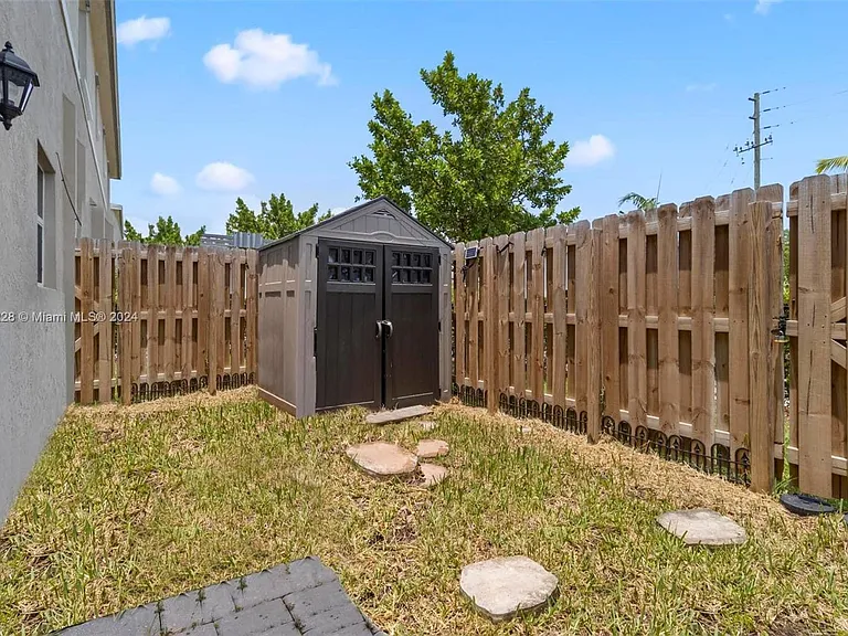 389 NE 5th Pl — Photo 17