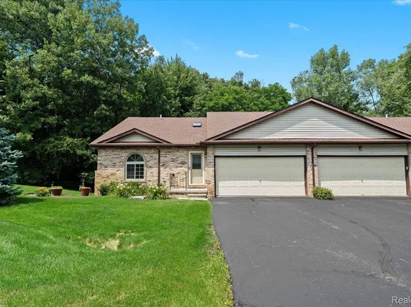 7041 S Bluewater Dr, Clarkston, MI 48348