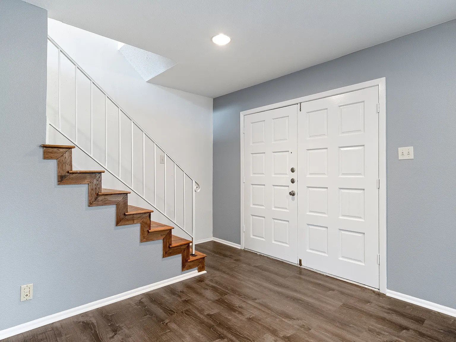 Charming 3-Bed Townhome with Fireplace, Island Kitchen & Private Patio 10958 Crown Park, San Antonio — Photo 3