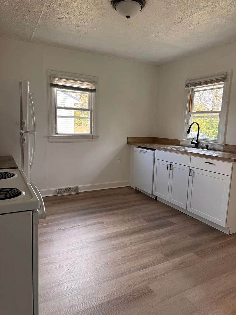 2 Bedroom || 1 Bathroom Single Family Home — Photo 4