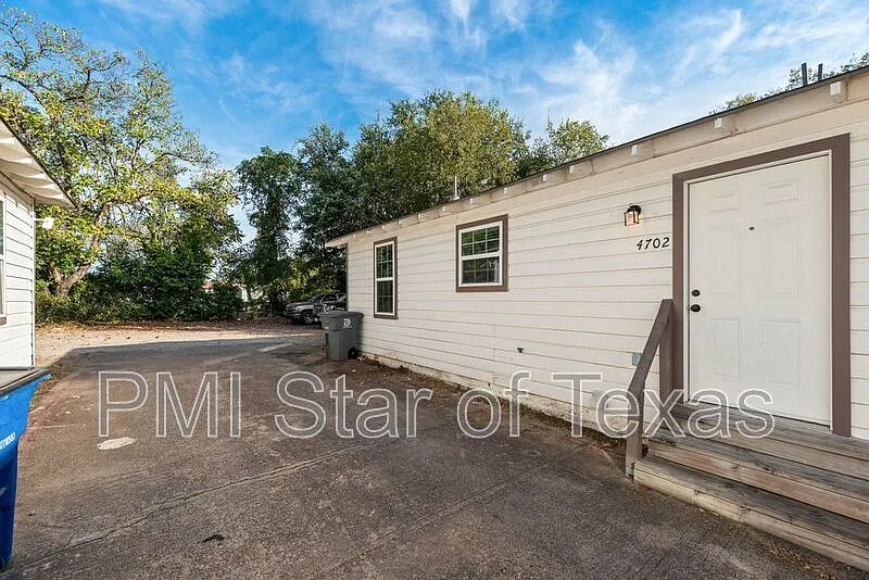 2 bed, 1.0 bath, 766 sqft, $1,100 — Photo 2