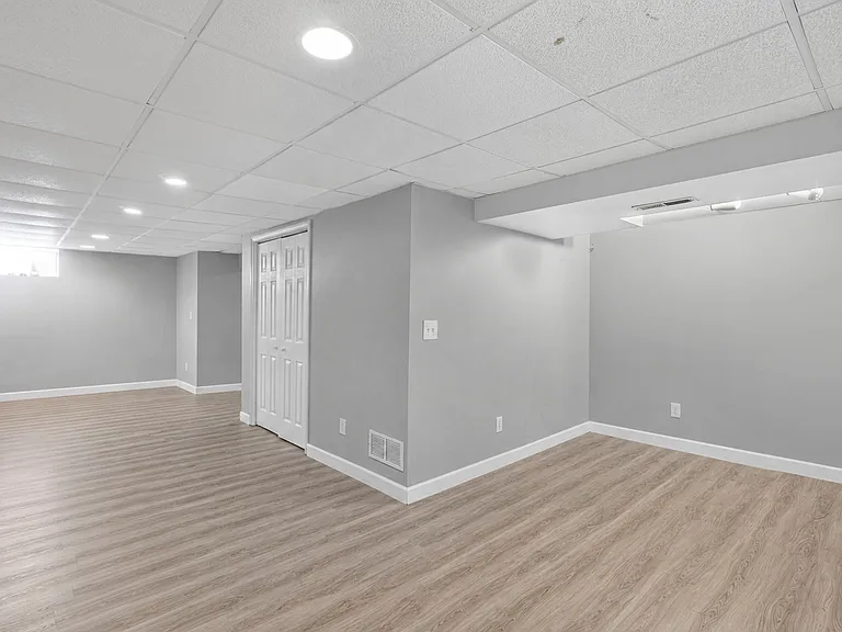 9166 Windy Creek Dr — Photo 28