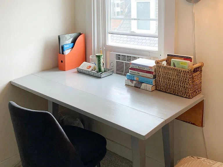 Desk area, bedroom 3.