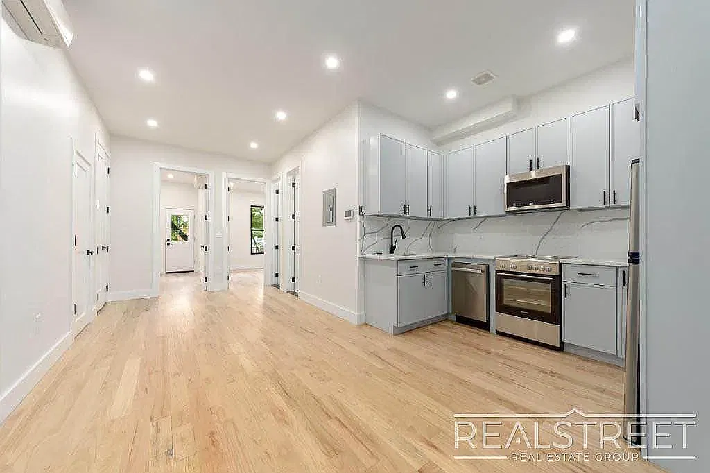 1276 Jefferson Avenue — Photo 2