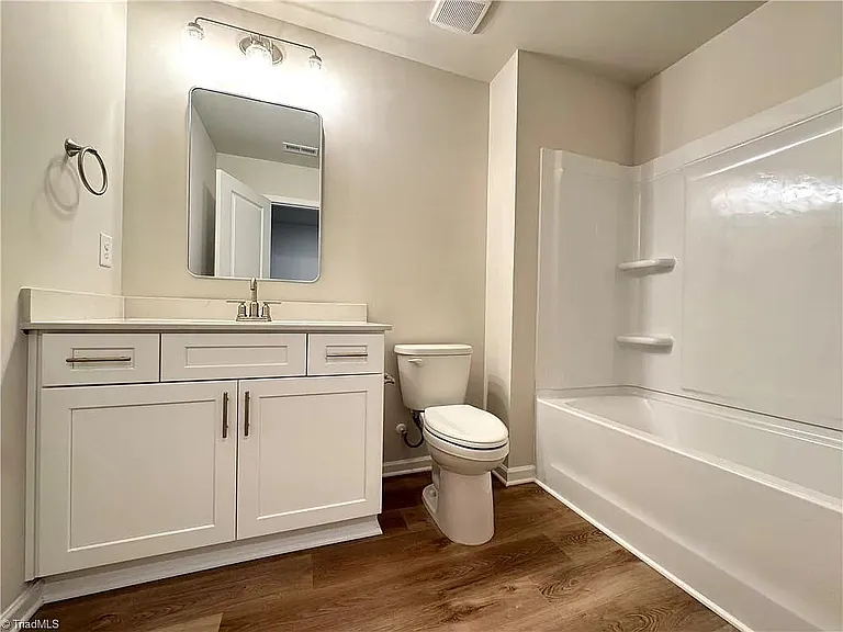 1086 W Bank St #201-202-204 — Photo 8