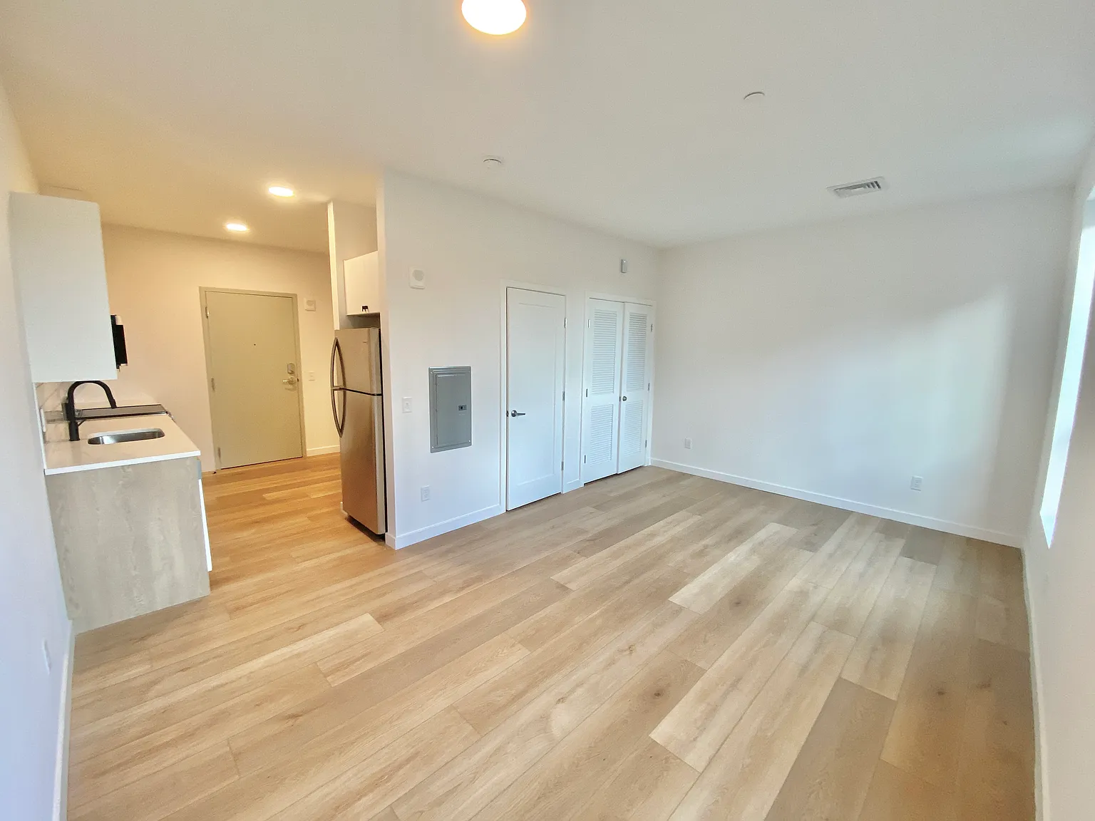Studio, 425 sqft, $2,300 — Photo 4
