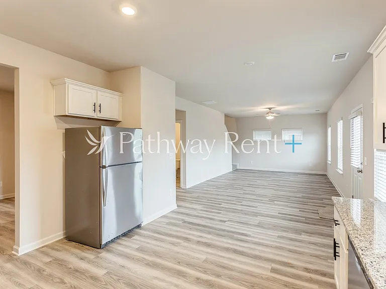 628 Mackenzie Cv — Photo 6