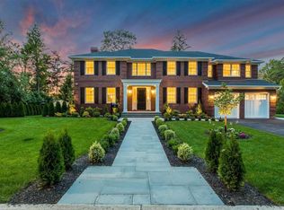 191 Village Rd, Manhasset, NY 11030