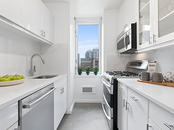 4th image of 235 E 40th St APT 16G