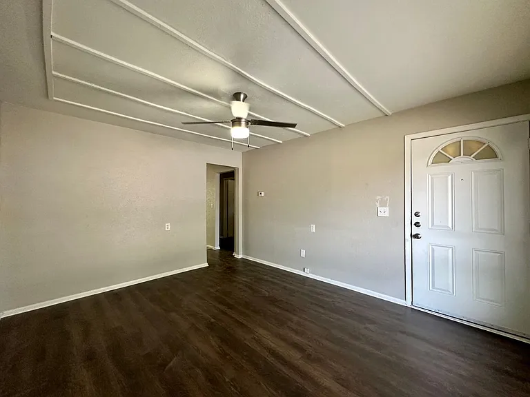 6404 Waynewood Ct — Photo 5