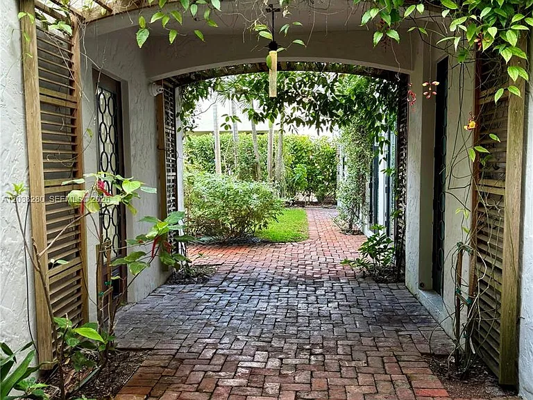 455 Amalfi Ave — Photo 32