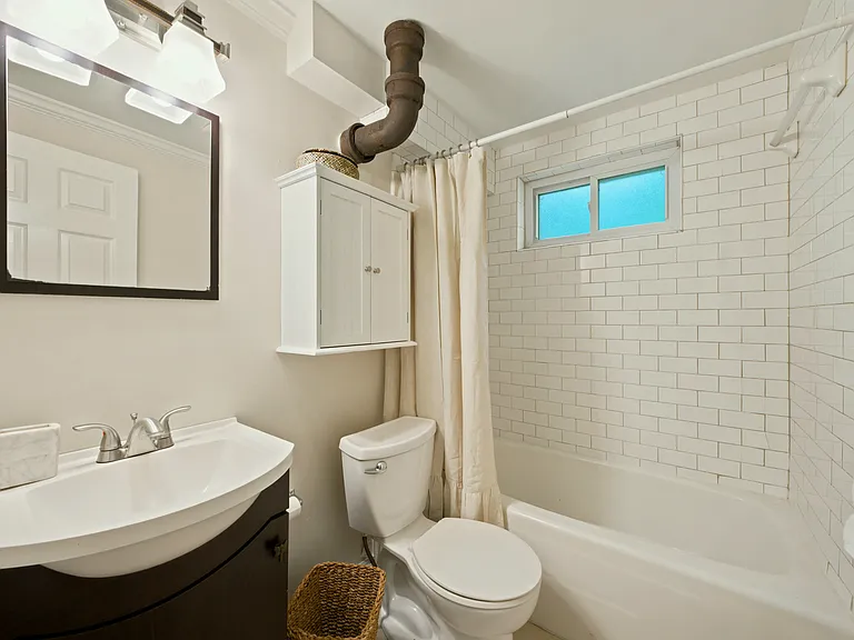 Full bath with shower/tub combination