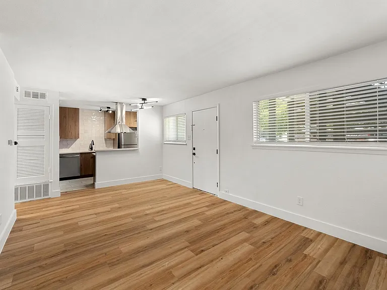 CrestHaus Apartments — Photo 22