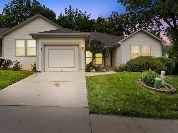 8307 N Barclay Cir, Kansas City, MO 64118