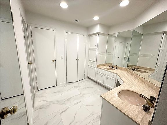 5th image of 208 Sugarberry Cir