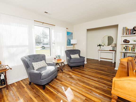 Front Living Room/Entry Way