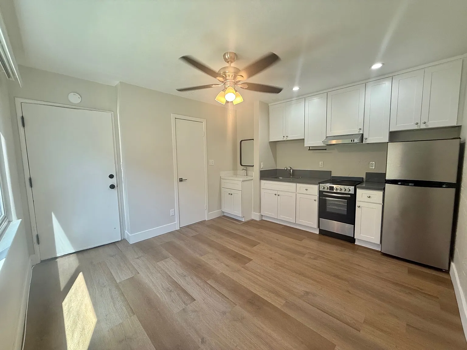 Studio, 160 sqft, $1,400 — Photo 4