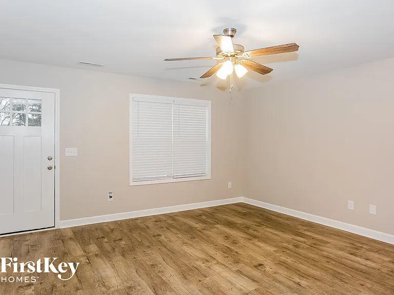 145 McKinnon Ave NE — Photo 4