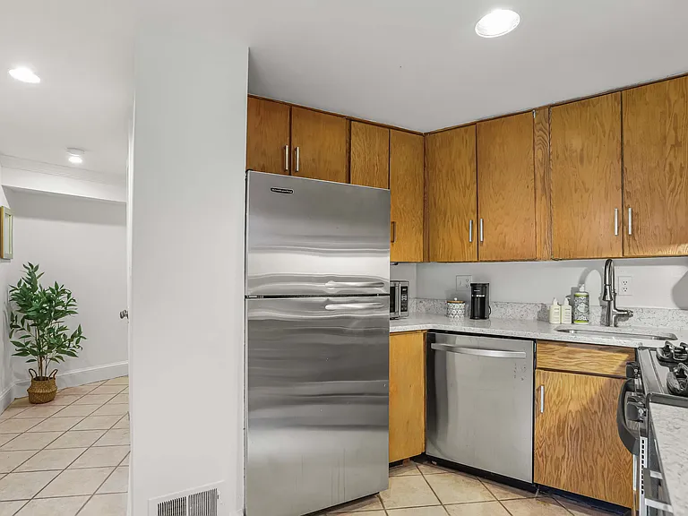 1732 Willard St NW #B — Photo 10