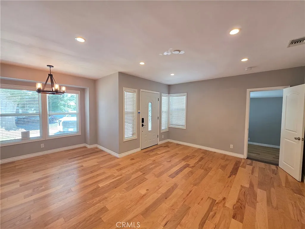 3 bed, 1300 sqft, $3,295 — Photo 4