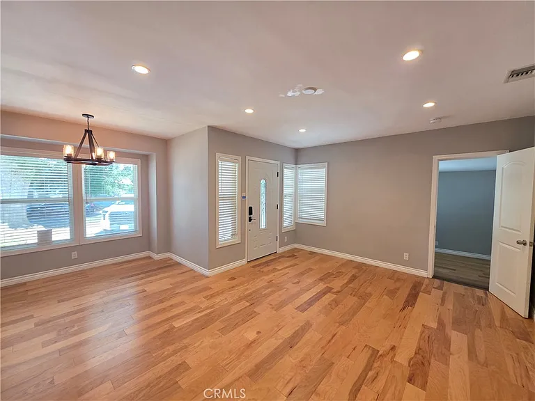 7019 Jamieson Ave — Photo 4