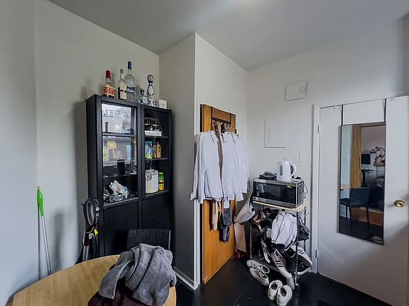 5th image of 42 Bank St APT 43