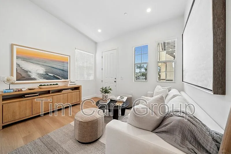 2 bed, 2.0 bath, 802 sqft, $4,250 — Photo 3