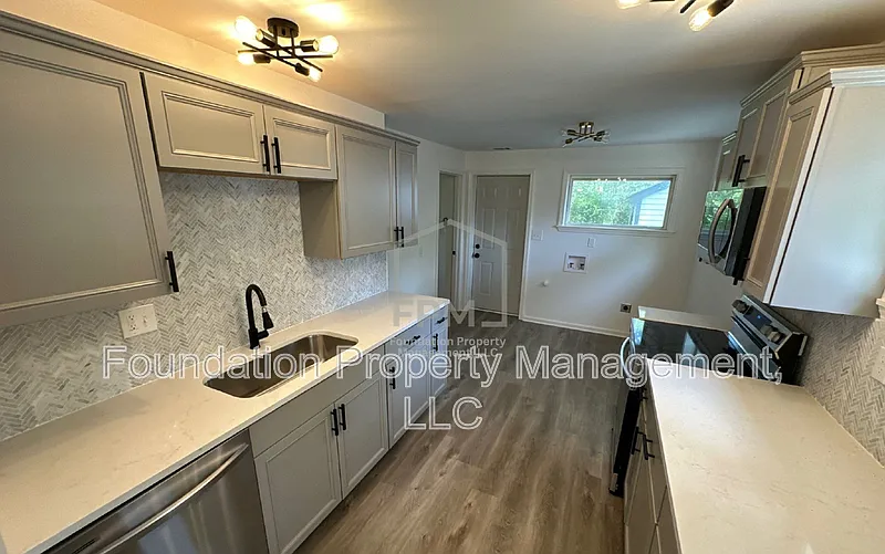 3 bed, 2.0 bath, 1118 sqft, $1,795 — Photo 4