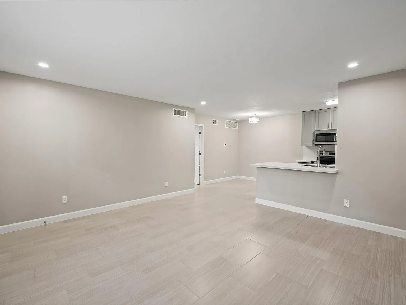 1 bed, 1.0 bath, 706 sqft, $1,200 — Photo 2