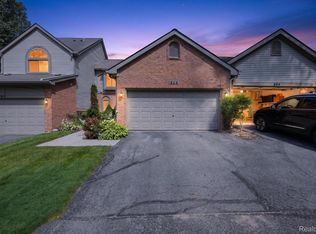 808 Maplewood Ct, Brighton, MI 48116