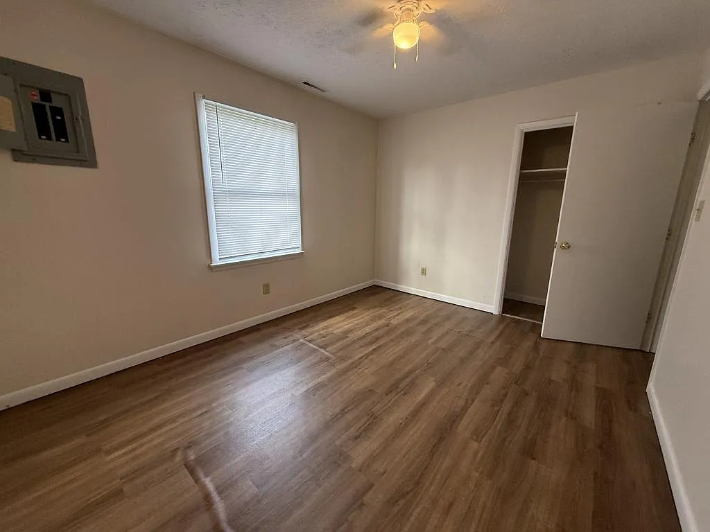 720 College Dr — Photo 2