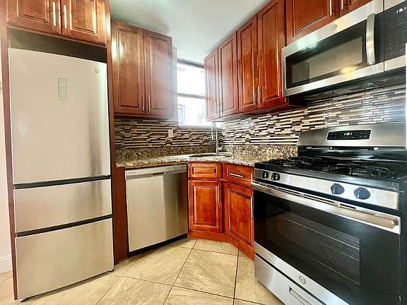 2nd image of 951 Putnam Ave #3D