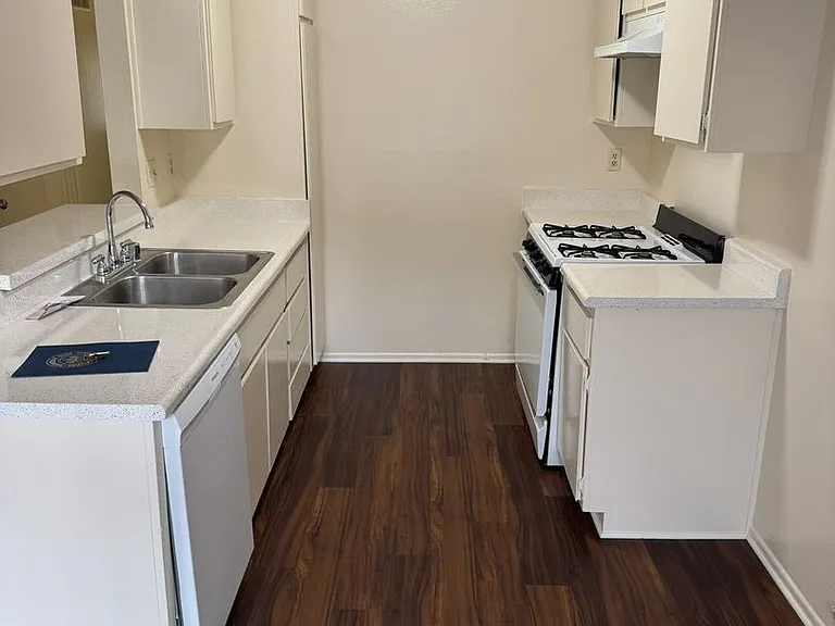 420 E 7th St — Photo 32