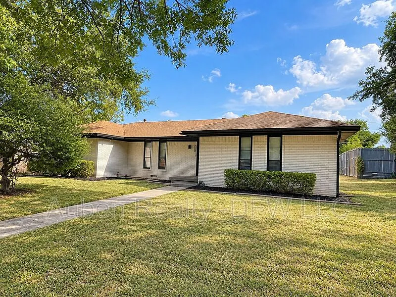 4 bed, 2.0 bath, 1888 sqft, $2,499 — Photo 3