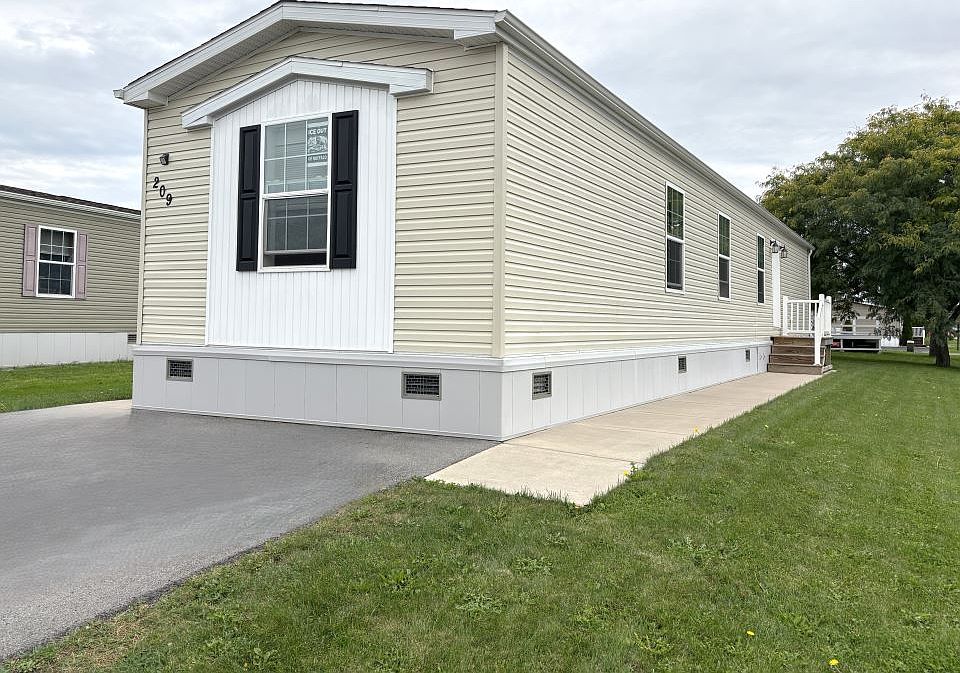 1st image of 209 Ash St #209