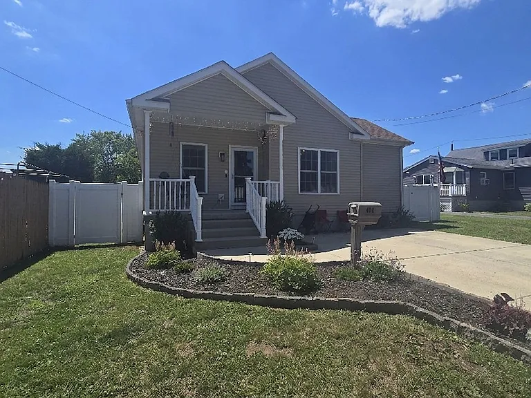 402 Gloucester Ave — Photo 1
