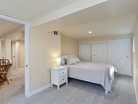 Bedroom #1, queen bed