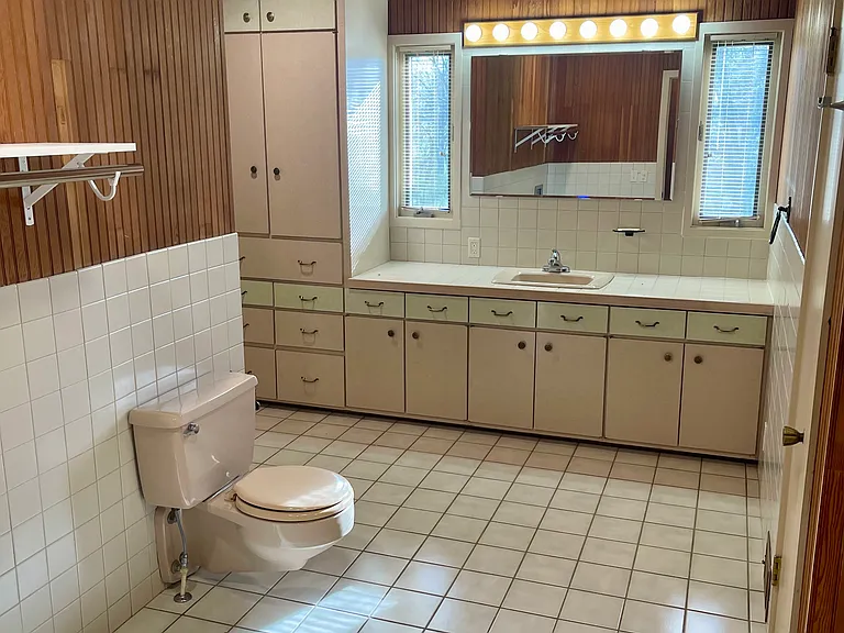 1128 Clayton Dr — Photo 8
