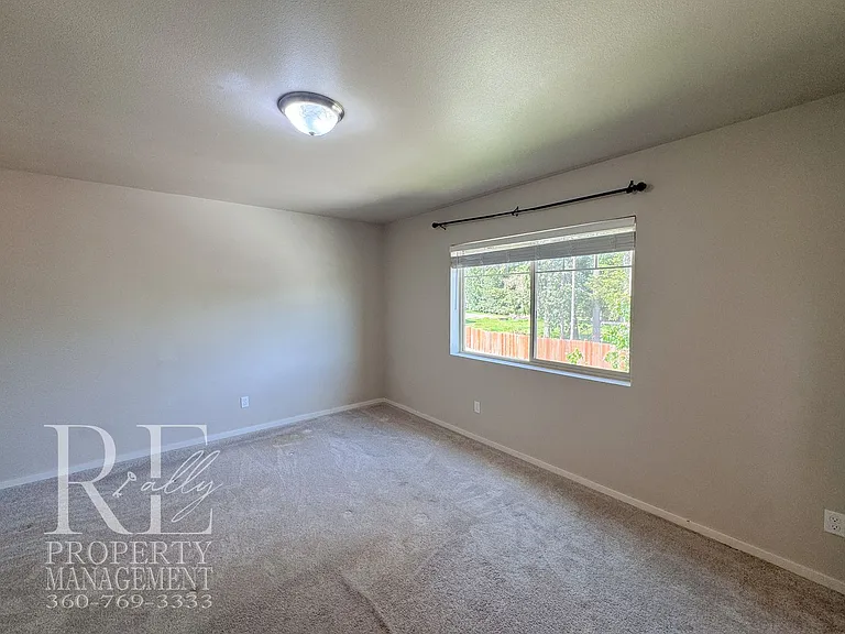 690 SE Olga Cir — Photo 12