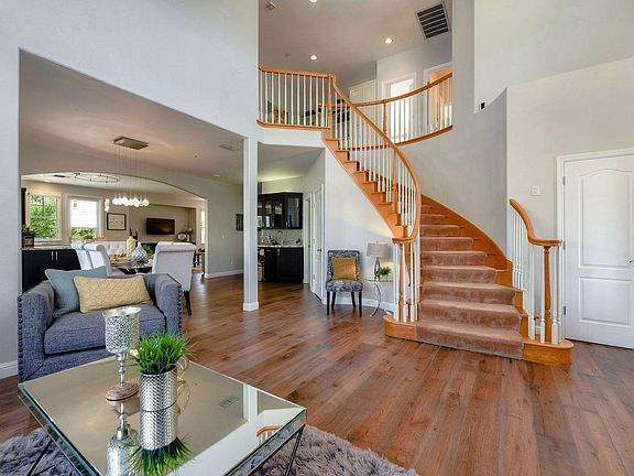 4th image of 890 Zinfandel Way