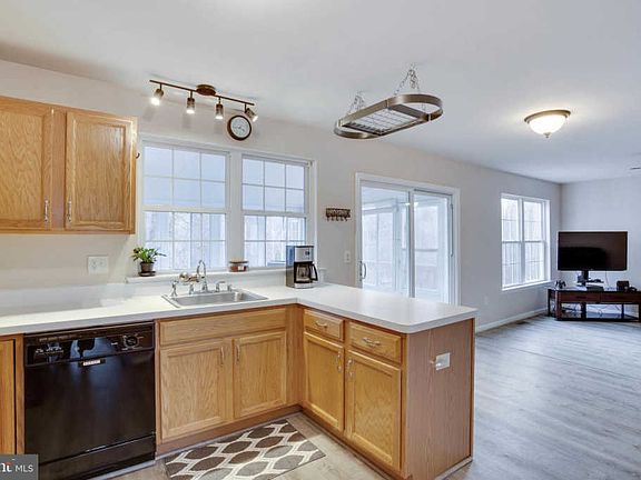 4th image of 75 Aspen Woods Dr