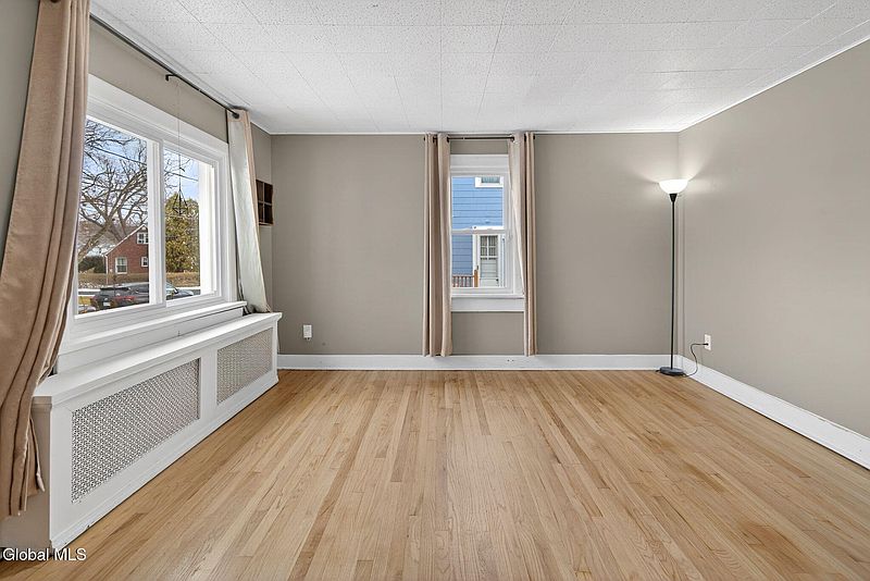 3rd image of 8 Hudson Ave W