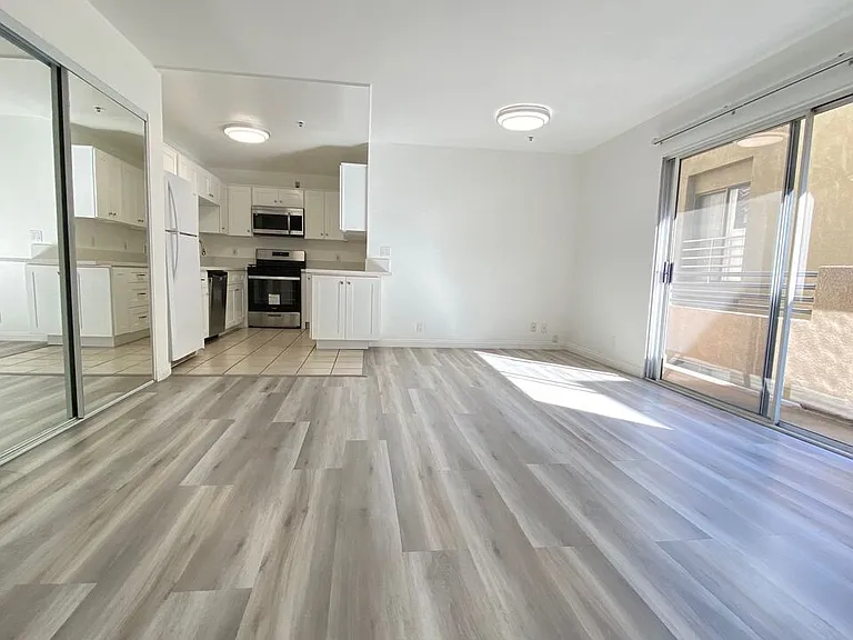 701 S Kingsley Dr #203 — Photo 8